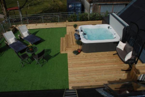 Stunning Luxury Duplex with Hot Tub and AirCon